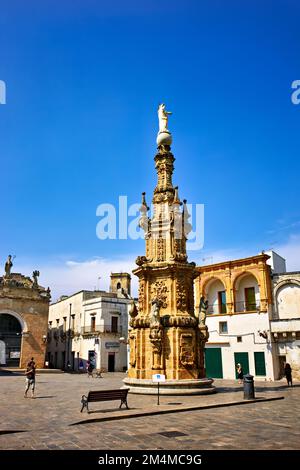 Salento. Apulien Apulien Italien. Nardò. Salandra-Platz. Kolumne aus dem 18. Jahrhundert Stockfoto