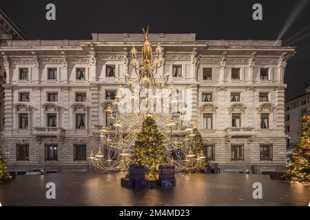 Mailand, Italien - 22. Dezember 2022: Blick auf einen Weihnachtsbaum auf der Piazza alla Scala bei Nacht, keine Menschen sichtbar. Stockfoto