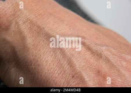 Hand einer Frau mittleren Alters, Nahaufnahme, isoliert Stockfoto