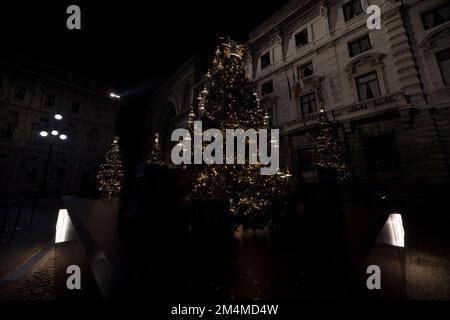 Mailand, Italien - 22. Dezember 2022: Blick auf einen Weihnachtsbaum auf der Piazza alla Scala bei Nacht, keine Menschen sichtbar. Stockfoto