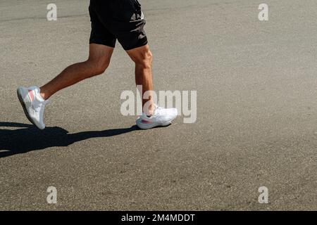 Beine Läufer in weißen Turnschuhen Stockfoto