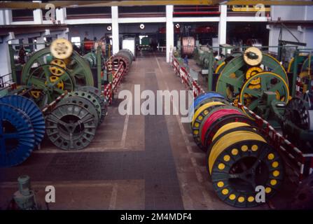 Elektrische Kabel bestehen aus einem Metalldraht mit guter Leitfähigkeit, wie z. B. Kupfer oder Aluminium, sowie anderen Materialschichten wie Isolierung, Bänder, Schirme, Armierung für mechanischen Schutz und Ummantelung. Stockfoto