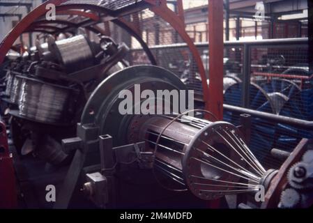 Elektrische Kabel bestehen aus einem Metalldraht mit guter Leitfähigkeit, wie z. B. Kupfer oder Aluminium, sowie anderen Materialschichten wie Isolierung, Bänder, Schirme, Armierung für mechanischen Schutz und Ummantelung. Stockfoto