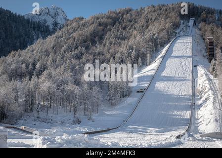 Skisprungschanze auf Planica in der Nähe von Kranjska Gora Slowenien, im Winter mit Schnee bedeckt. Stockfoto