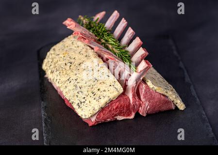 Lebensmittelfotografie von rohem Lamm, frischem Fleisch, Mouton, Joint, Metzgerei, Knochen Stockfoto