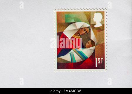 Weihnachtsmarke 1. Klasse auf weißem Umschlag 2022 - Briefmarke 1. Klasse Stockfoto