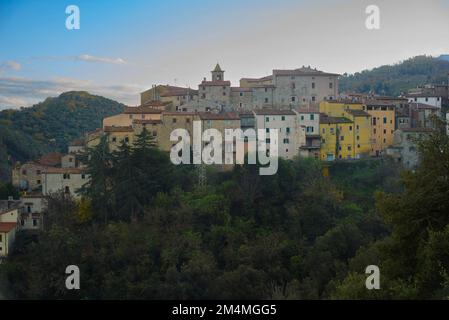 Blick auf das Dorf Sassetta, Toskana Italien Stockfoto