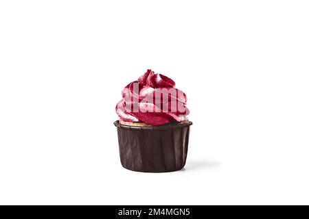 Köstlicher Schokoladen-Cupcake mit Glasur auf isoliertem weißem Hintergrund. In trendigen magentafarbenen Farben des Jahres 2023. Modell für Ihre Konstruktion. Nahaufnahme. Platz für Text. Stockfoto