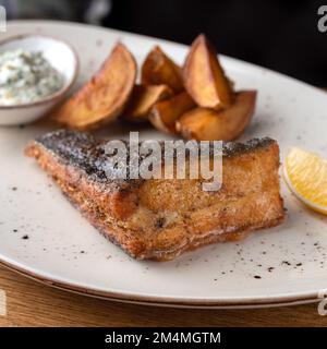 Fischflunder gebraten mit Kartoffeln, Gemüse und Sauce. Gesundes Essen, aus der Nähe Stockfoto