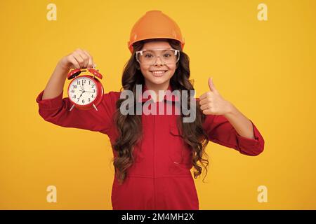 Kleiner Baumeister Experte für Helm auf der Baustelle. Teen Mädchen Maler mit Malerei Pinsel Werkzeug oder Malrolle. Kind bei der Reparatur von Arbeiten. Renovierung Stockfoto