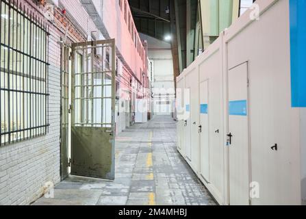 Berlin, Deutschland. 22. Dezember 2022. Container stehen im ehemaligen Flughafen Tempelhof. Morgen wird hier ein Unterschlupf für Flüchtlinge eröffnet. Kredit: Annette Riedl/dpa/Alamy Live News Stockfoto