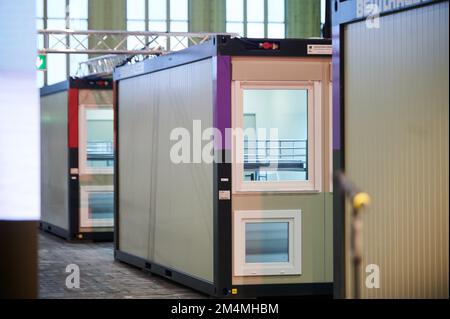 Berlin, Deutschland. 22. Dezember 2022. Container stehen im ehemaligen Flughafen Tempelhof. Morgen wird hier ein Unterschlupf für Flüchtlinge eröffnet. Kredit: Annette Riedl/dpa/Alamy Live News Stockfoto