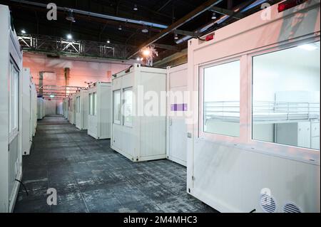 Berlin, Deutschland. 22. Dezember 2022. Container stehen im ehemaligen Flughafen Tempelhof. Morgen wird hier ein Unterschlupf für Flüchtlinge eröffnet. Kredit: Annette Riedl/dpa/Alamy Live News Stockfoto