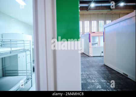 Berlin, Deutschland. 22. Dezember 2022. Container stehen im ehemaligen Flughafen Tempelhof. Morgen wird hier ein Unterschlupf für Flüchtlinge eröffnet. Kredit: Annette Riedl/dpa/Alamy Live News Stockfoto