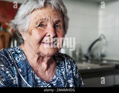 Porträt einer zweiundneunzig Jahre alten weissen Weißen, Seniorin, die zu Hause in die Kamera schaut und lächelt. Stockfoto