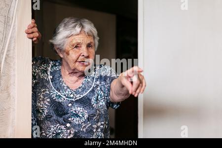Zweiundneunzig Jahre alte weiße weiße, ältere Frau zu Hause, die mit dem Finger zeigt. Stockfoto