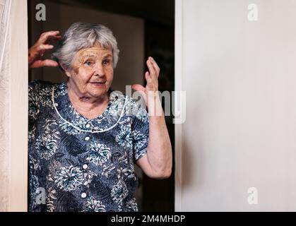 Zweiundneunzig Jahre alte weisse Weiße Seniorin zu Hause gestikuliert mit Händen. Stockfoto