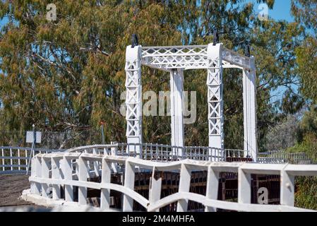 Die historische Liftbrücke über den Darling River in North Bourke im Outback New South Wales, Australien Stockfoto