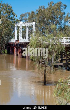 Die historische Hebebrücke über den Darling River in North Bourke im Outback New South Wales, Australien, wurde hier während der Überschwemmungen von 2022 abgebildet Stockfoto