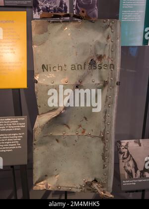 Blaues Ruder einer deutschen V1-Bombe, die am 9. Juli 1944 in South Lambeth fiel, Imperial war Museum, London, Großbritannien. Stockfoto