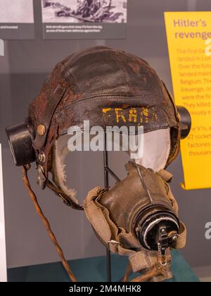 Der fliegende Helm eines Bombenzielers der Royal Canadian Air Force aus dem Zweiten Weltkrieg, Imperial war Museum, London, Großbritannien. Stockfoto