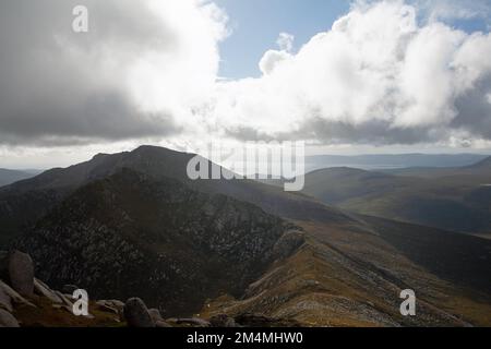 Glen Iorsa mit Blick auf Beinn Bharrain Beinn Bhreac und Mullach Buidhe von den Gipfelhängen von Cir Mhor auf der Insel Arran Schottland Stockfoto