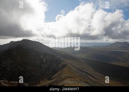 Glen Iorsa mit Blick auf Beinn Bharrain Beinn Bhreac und Mullach Buidhe von den Gipfelhängen von Cir Mhor auf der Insel Arran Schottland Stockfoto