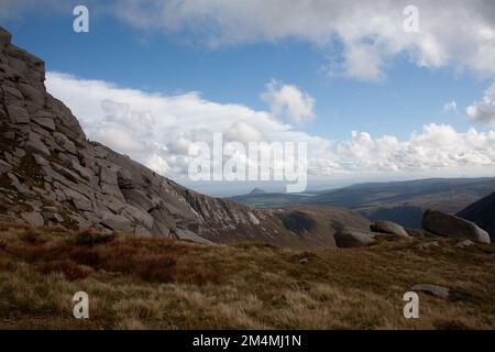 Weiter Blick auf die Heilige Insel von der Spitze des Cir Mhor über Glen Rosa die Insel Arran Ayrshire Schottland Stockfoto