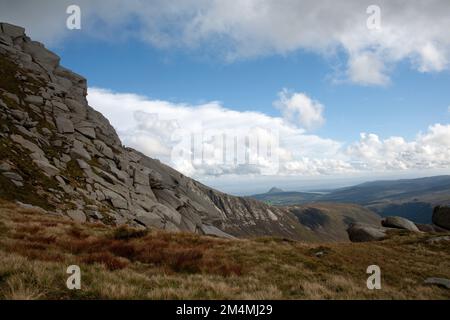 Weiter Blick auf die Heilige Insel von der Spitze des Cir Mhor über Glen Rosa die Insel Arran Ayrshire Schottland Stockfoto