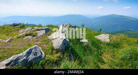 karpaten Alpwiesen im Abendlicht. Schöne Berglandschaft mit Steinen im Gras, Bäumen auf den Hügeln und tiefen Tälern. Atemberaubende vi Stockfoto