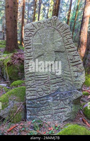 Ein alter Runenstein mit einem religiösen Kreuz Stockfoto