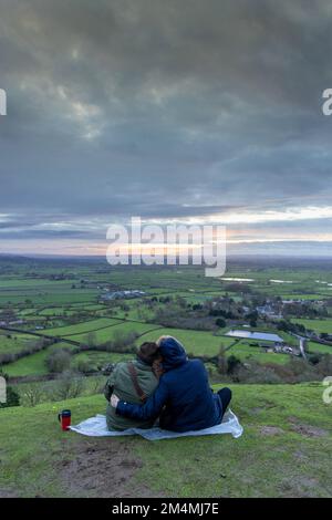 Dezember 2022 - Liebhaber genießen die Wintersonnenwende am Tor in Glastonbury in Somserset, England Stockfoto