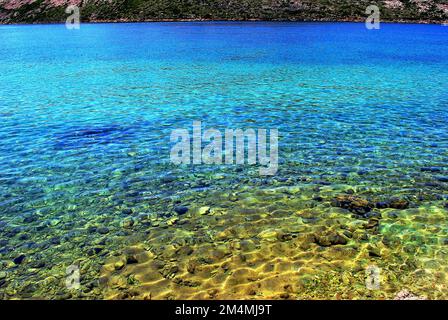 Blick vom Strand auf das kroatische Meer. Türkisfarbene Farben und goldene Reflexionen. Paradies mit Privatsphäre. Rab Island, Kroatien Stockfoto