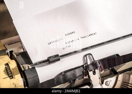 Der Qatargate-Skandal im Europäischen parlament schrieb eine klassische Schreibmaschine Stockfoto