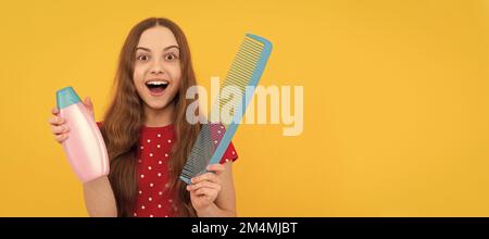 Stauned teen girl hat lange Haare halten Haarbürste und Lotion. Kid girl Haarpflege, horizontales Poster. Banner-Kopfzeile mit Kopierbereich. Stockfoto