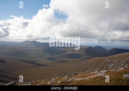 Glen Iorsa mit Blick auf Beinn Bharrain Beinn Bhreac und Mullach Buidhe von den Gipfelhängen von Cir Mhor auf der Insel Arran Schottland Stockfoto