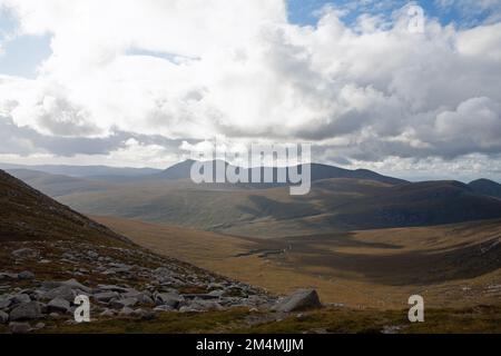 Glen Iorsa mit Blick auf Beinn Bharrain Beinn Bhreac und Mullach Buidhe von den Gipfelhängen von Cir Mhor auf der Insel Arran Schottland Stockfoto