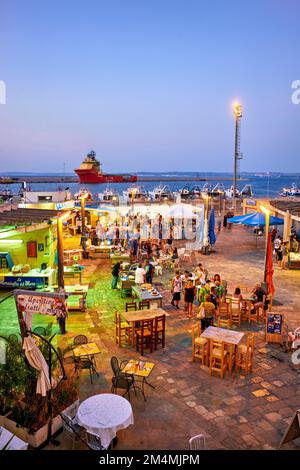 Salento. Apulien Apulien Italien. Gallipoli. Fischrestaurants am Hafen Stockfoto