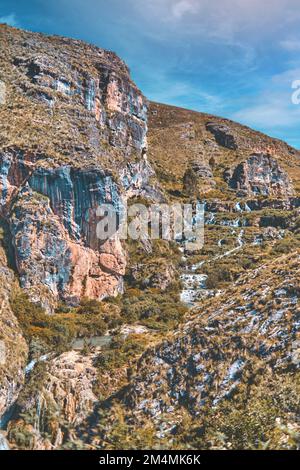 Natürliche Pools von Millpu in Huancaraylla. Türkisfarbene Lagunen in der Nähe von Ayacucho, Reiseziel in Peru Stockfoto