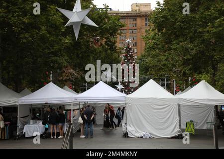 Sydney, Australien. 22. Dezember 2022 Martin Place Christmas Markets ist ein Markt mit 40 Verkaufsständen, der jeden Donnerstag, Freitag und Samstag im Dezember bis Heiligabend von 11am bis 8pm Uhr stattfindet. Kredit: Richard Milnes/Alamy Live News Stockfoto