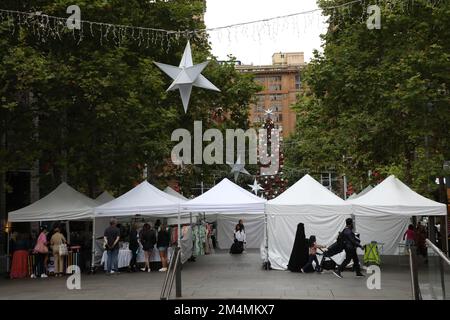 Sydney, Australien. 22. Dezember 2022 Martin Place Christmas Markets ist ein Markt mit 40 Verkaufsständen, der jeden Donnerstag, Freitag und Samstag im Dezember bis Heiligabend von 11am bis 8pm Uhr stattfindet. Kredit: Richard Milnes/Alamy Live News Stockfoto