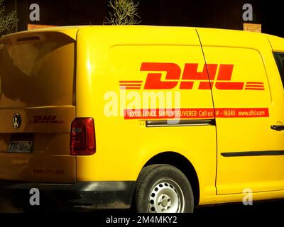 Kairo, Ägypten, Dezember 7 2022: DHL Truck Delivering a Package ist der weltweit führende Logistiksektor, der sich auf internationale Shippi spezialisiert hat Stockfoto