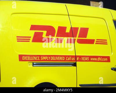 Kairo, Ägypten, Dezember 7 2022: DHL Truck Delivering a Package ist der weltweit führende Logistiksektor, der sich auf internationale Shippi spezialisiert hat Stockfoto