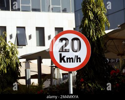 Kairo, Ägypten, Dezember 10 2022: Ein Straßenschild mit 20 KMH, 20 km/h Geschwindigkeitsbegrenzung auf der langsamen Spur in der Nähe des Eingangs, Restaurants und Cafés, Pro Stockfoto