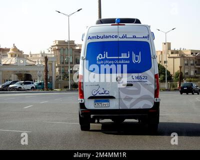 Kairo, Ägypten, Dezember 12 2022: Eine Ambulanz antwortet auf einen Notruf auf der Autobahn, Übersetzung des arabischen Textes (Nasaem Hospital und medi Stockfoto