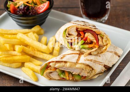 Hähnchenpackung mit pommes Frites und Salat Stockfoto
