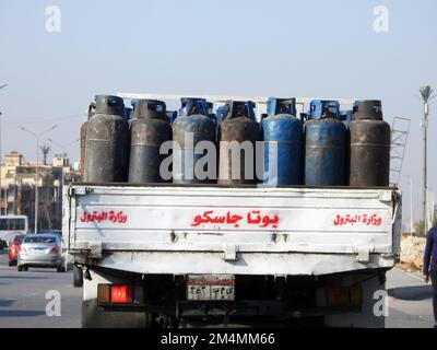 Kairo, Ägypten, Dezember 21 2022: Butan und Gasflaschen auf einem Transportfahrzeug zum Transport und Vertrieb in Kairo, Übersetzung Arabisch Stockfoto