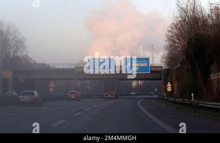 Gelsenkirchen, Deutschland. 17. Dezember 2022. firo: 17.12.2022, NRW, Energy, Nordrhein-Westfalen, Ruhrgebiet, Wirtschaft, Energiekrise Autobahn A 52 B 224, Ausfahrt Gelsenkirchen - Scholven zum Kraftwerk Scholven ist ein Kraftwerk der Uniper Kraftwerke GmbH im Bezirk Scholven in der Stadt Gelsenkirchen Credit: dpa/Alamy Live News Stockfoto