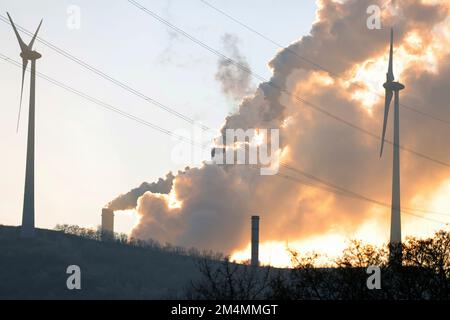 Gelsenkirchen, Deutschland. 17. Dezember 2022. firo: 17.12.2022, NRW, Energie, Nordrhein-Westfalen, Ruhrgebiet, Wirtschaft, Energiekrise das Kraftwerk Scholven ist ein Kraftwerk der Uniper Kraftwerke GmbH im Bezirk Scholven der Stadt Gelsenkirchen, Rauch - Windkraftrader . Kredit: dpa/Alamy Live News Stockfoto