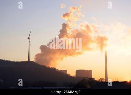 Gelsenkirchen, Deutschland. 17. Dezember 2022. firo: 17.12.2022, NRW, Energie, Nordrhein-Westfalen, Ruhrgebiet, Wirtschaft, Energiekrise das Kraftwerk Scholven ist ein Kraftwerk der Uniper Kraftwerke GmbH im Bezirk Scholven der Stadt Gelsenkirchen, Rauch - Windkraftrader . Kredit: dpa/Alamy Live News Stockfoto